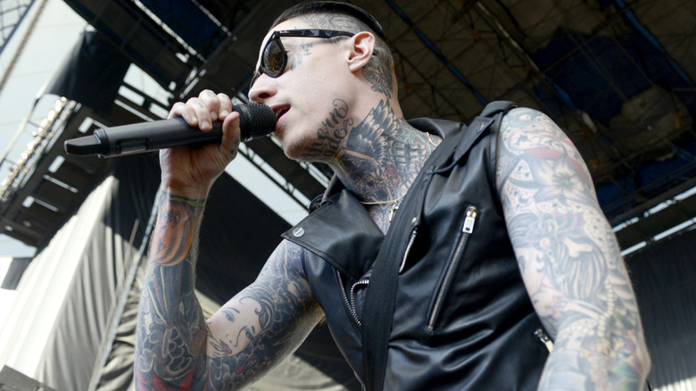 Trace Cyrus chante