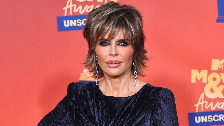 Lisa Rinna posant