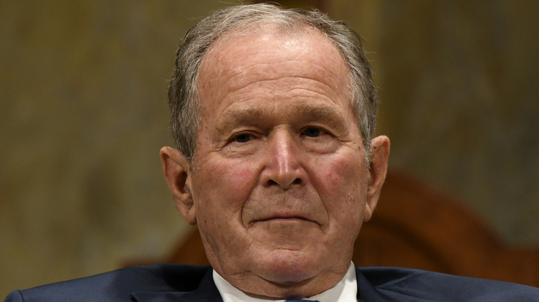 George W. Bush posant pour les caméras