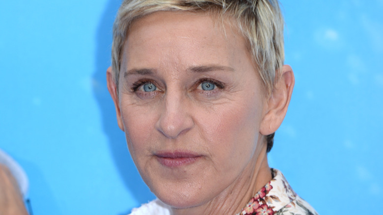 Ellen DeGeneres posant pour les caméras