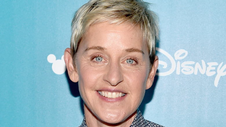 Ellen DeGeneres posant pour les caméras