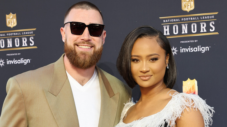 Travis Kelce et Kayla Nicole posant ensemble