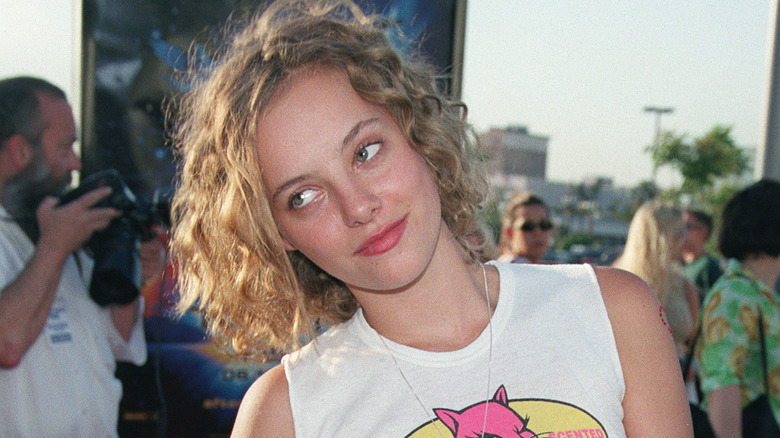 Bijou Phillips regarde de côté