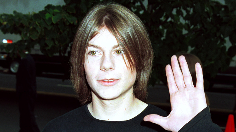 Patrick Fugit saluant