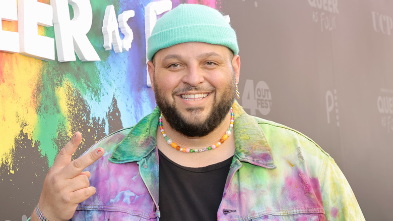 Daniel Franzese portant un manteau arc-en-ciel