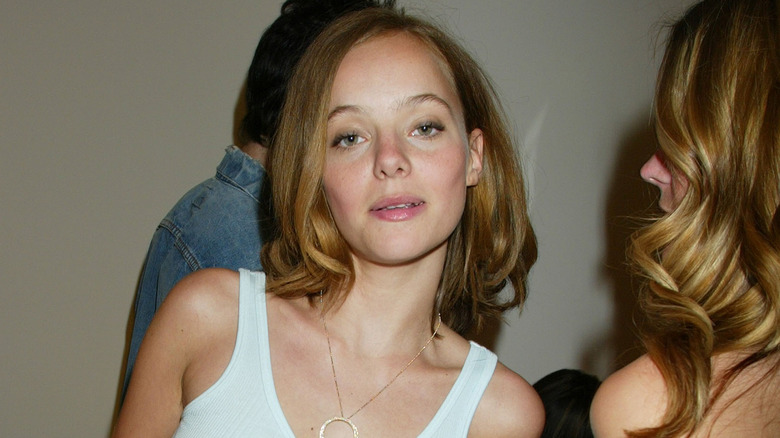 Bijou Phillips portant un collier en or