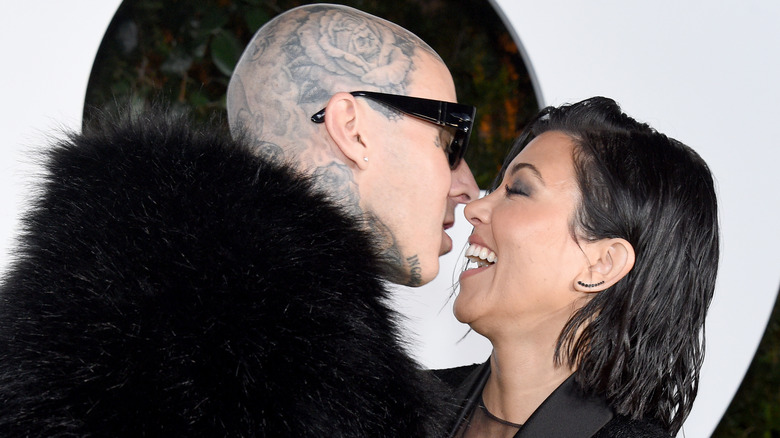 Travis Barker et Kourtney Kardashian sur le tapis rouge