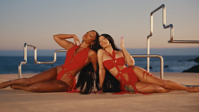 Cardi B. et Megan Thee Stallion portent du rouge