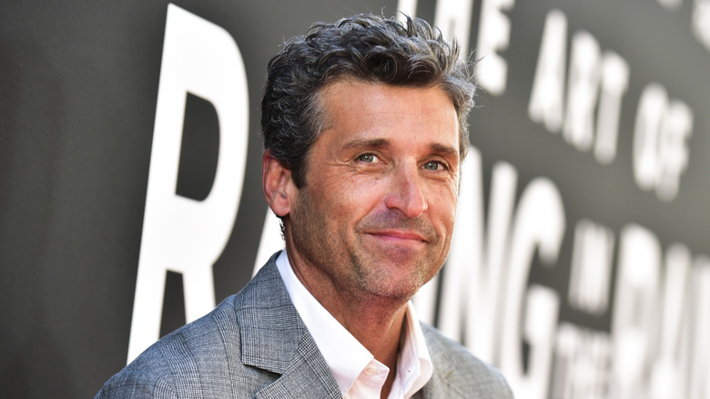 Patrick Dempsey posant lors d'un événement