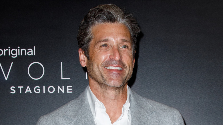 Patrick Dempsey posant lors d'un événement