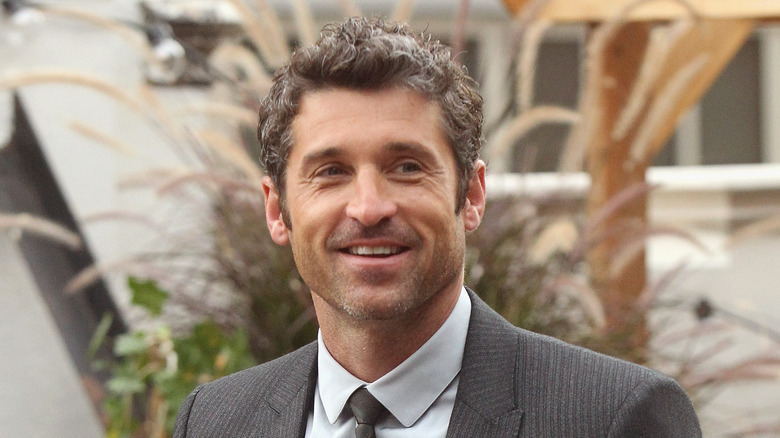 Patrick Dempsey posant lors d'un événement