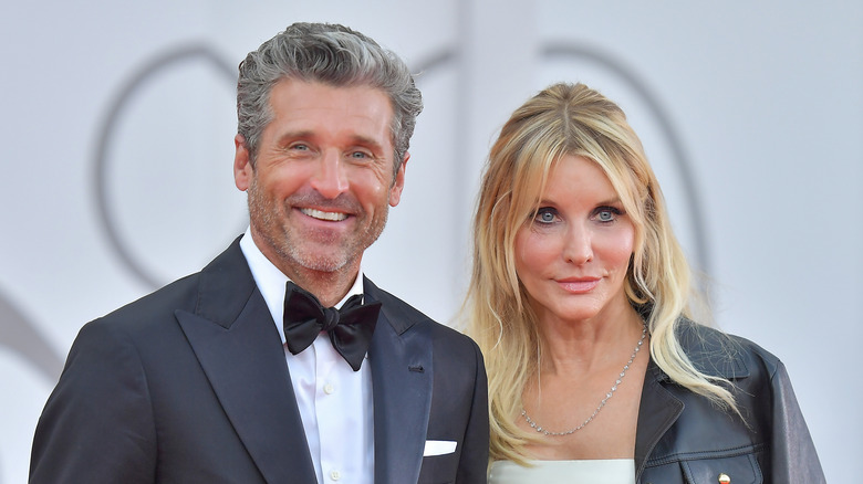 Patrick et Jillian Dempsey posant sur un tapis rouge