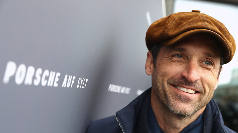 Patrick Dempsey souriant dans une casquette de pageboy