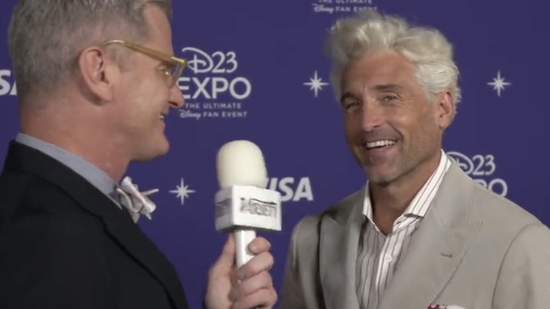 Patrick Dempsey interviewé sur un tapis rouge