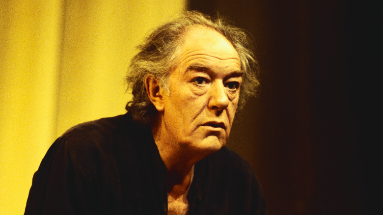 Michael Gambon en chemise noire