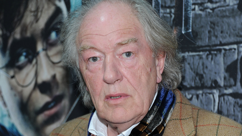 Michael Gambon avec une expression stupéfaite