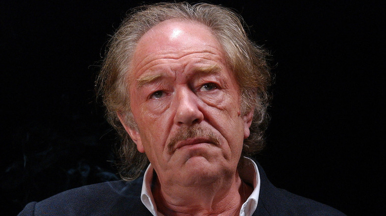 Michael Gambon avec la bouche baissée