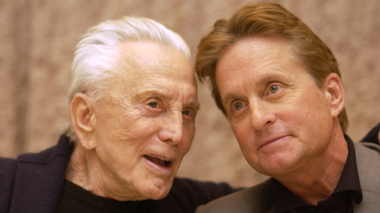 Kirk Douglas parle avec Michael Douglas