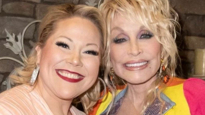 Heidi Parton et Dolly Parton posent pour une photo