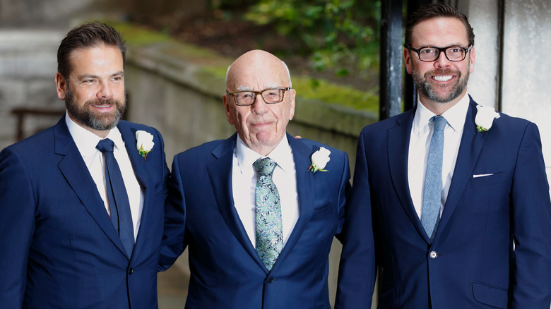 Rupert Murdoch posant avec ses fils, James et Lachlan