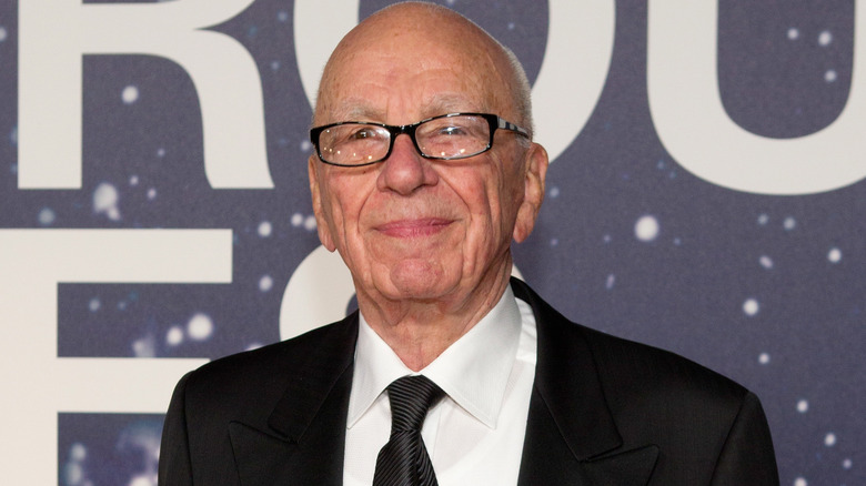 Rupert Murdoch posant