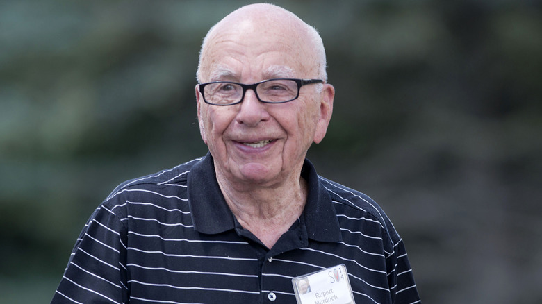 Rupert Murdoch souriant en chemise rayée