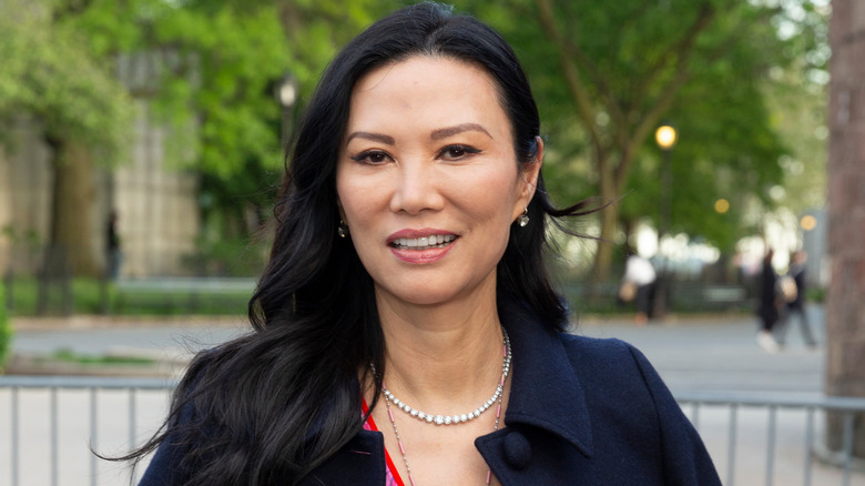 Wendi Deng souriant