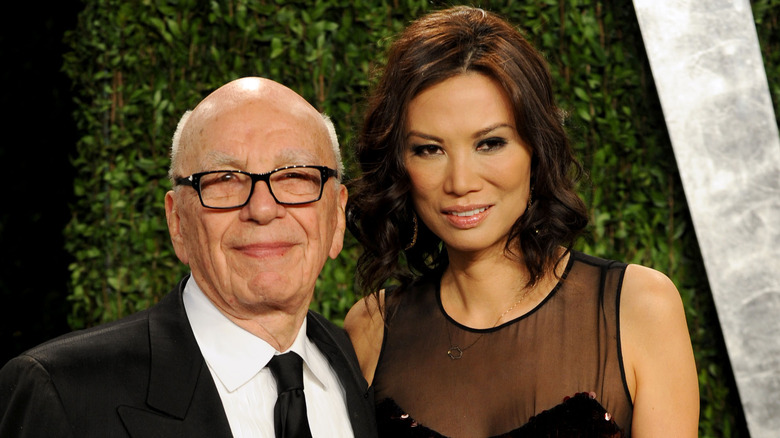 Rupert Murdoch et Wendi Deng posant sur le tapis rouge