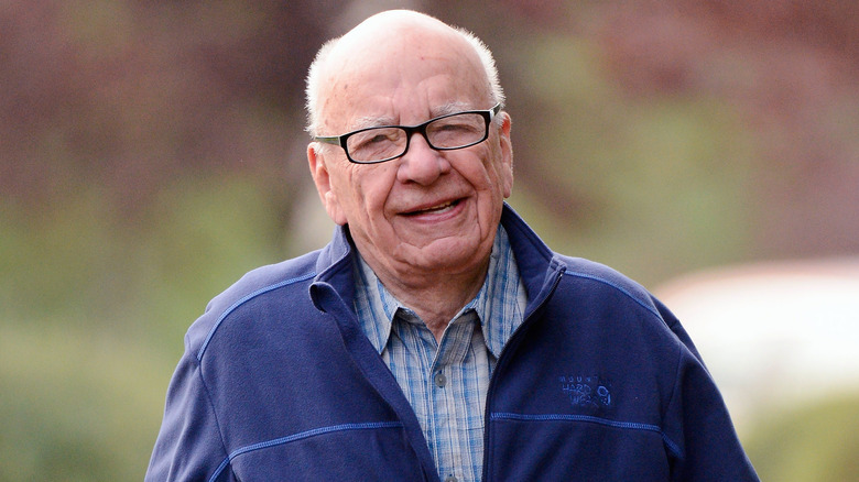 Rupert Murdoch marchant dehors