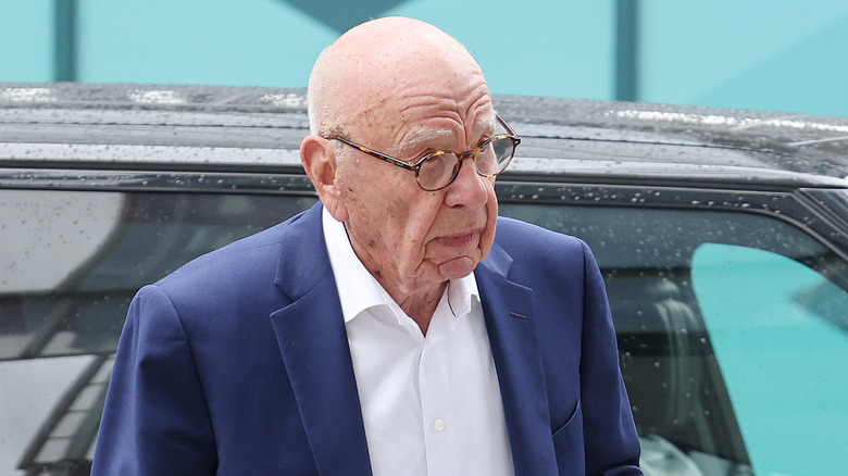 Rupert Murdoch marchant dehors