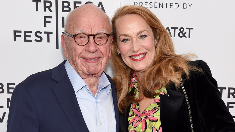 Rupert Murdoch et Jerry Hall appuyés l'un contre l'autre