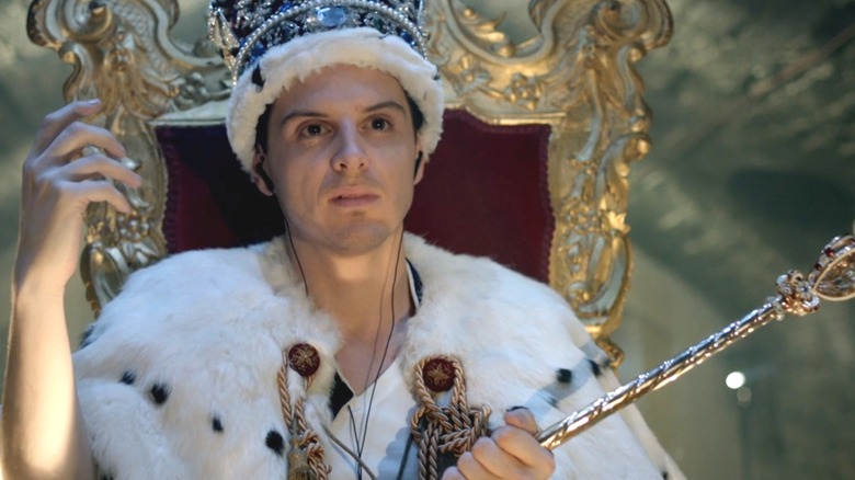 Andrew Scott dans le rôle de Moriarty assis sur un trône