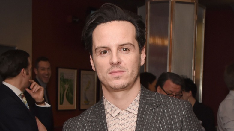 Andrew Scott posant