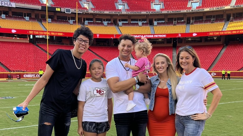 Brittany Mahomes, Patrick Mahomes, Randi Martin sur un terrain de football