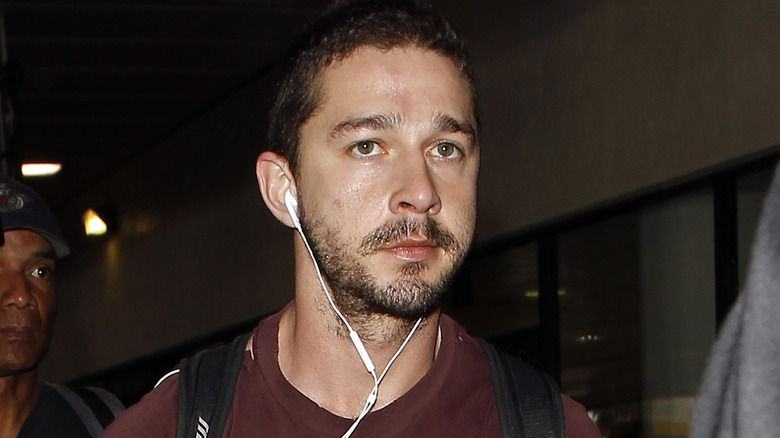 Shia LaBeouf marche avec des écouteurs