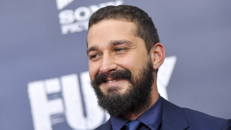 Shia LaBeouf souriante