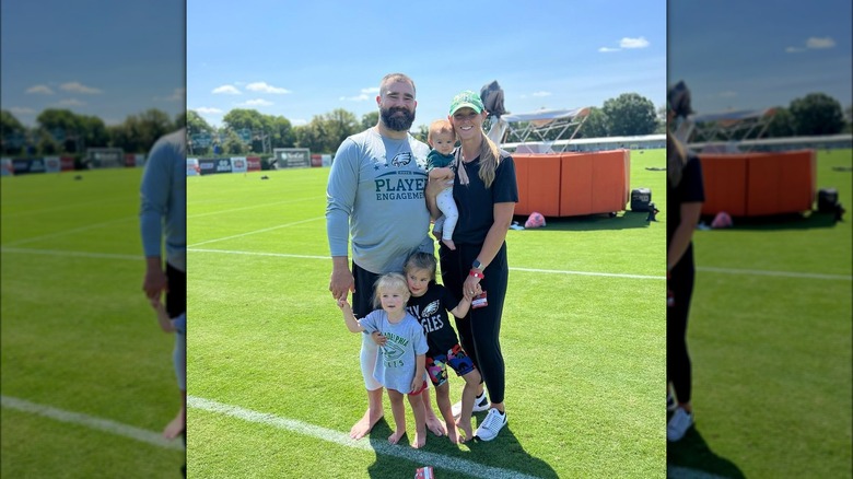 Jason Kelce posant avec sa famille