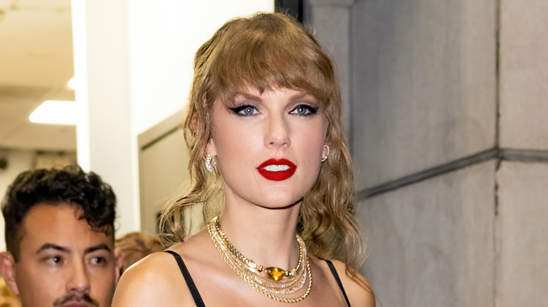 Taylor Swift avec du rouge à lèvres