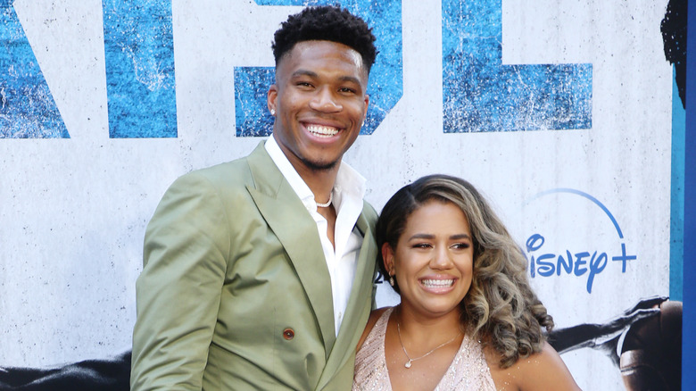 Giannis Antetokounmpo a rencontré Mariah Riddlesprigger sur le tapis rouge