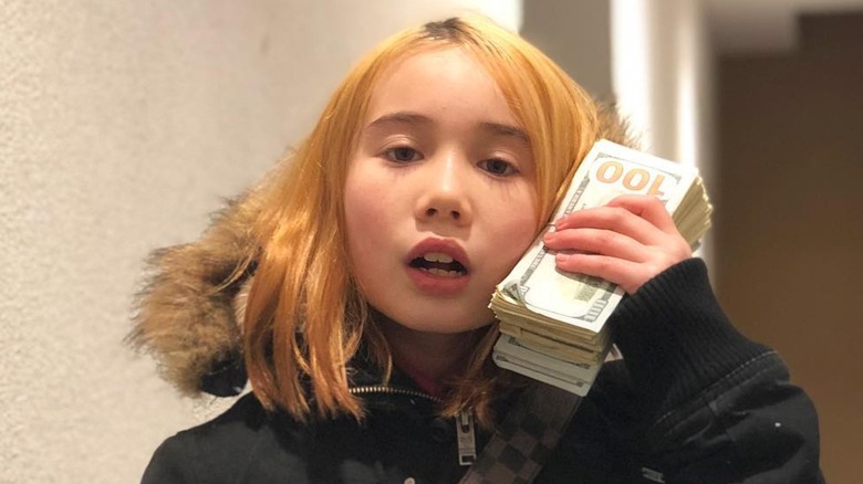 La première photo publique de Lil Tay depuis le canular de la mort sauvage renforce le mystère