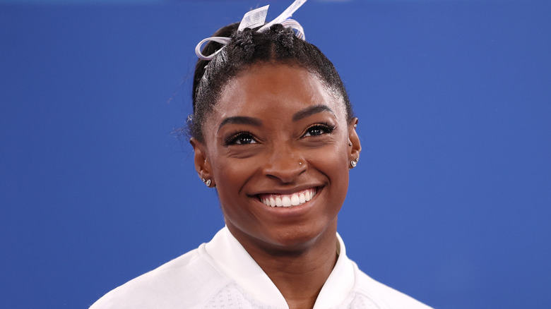 Simone Biles sourit