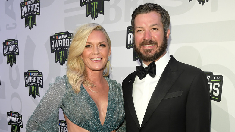 Sherry Pollex posant avec Martin Truex Jr. 