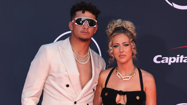 Patrick et Brittany Mahomes posant