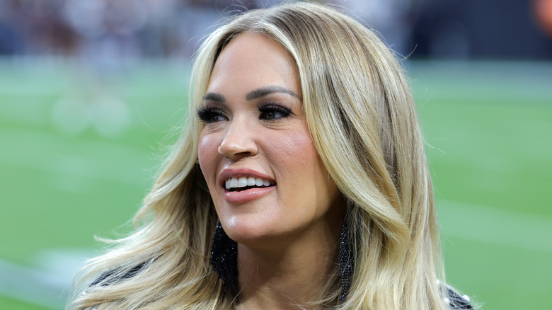 Pourquoi Carrie Underwood a été poursuivie en justice pour sa chanson thème du football du dimanche soir