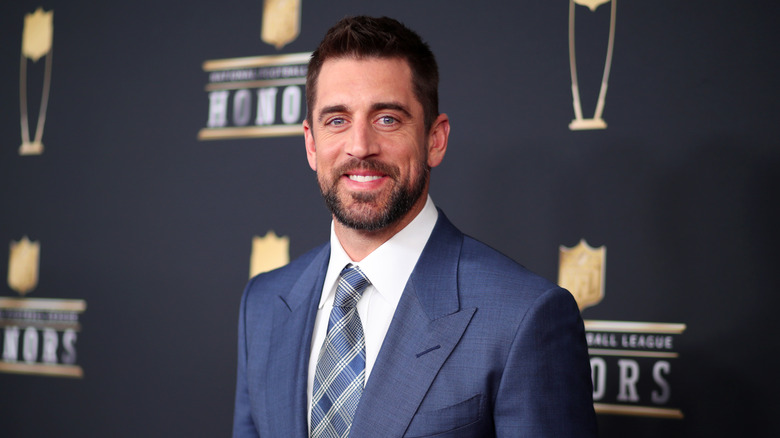 Aaron Rodgers posant en costume