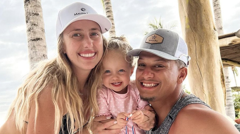 Famille Mahomes souriante