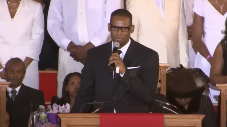 R. Kelly chante aux funérailles de Whitney Houston