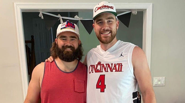 Travis Kelce et Jason Kelce souriant ensemble