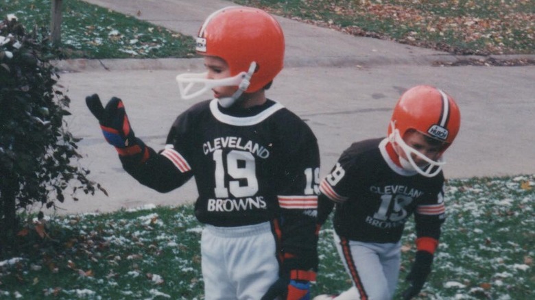 Les jeunes Jason et Travis Kelce portent des uniformes de football