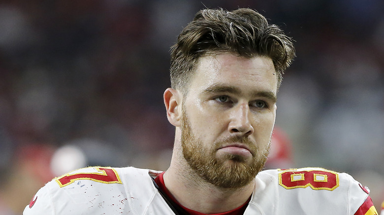 Travis Kelce fronçant les sourcils